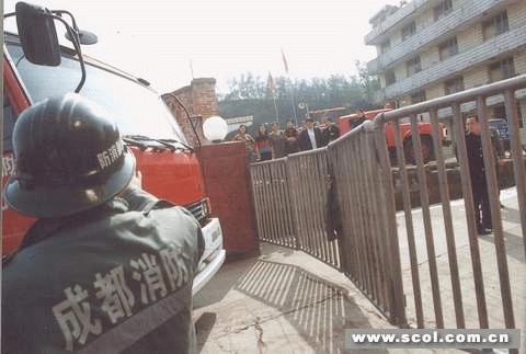 蹊跷厂方紧锁铁门 119救火吃个闭门羹