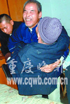 七旬盲人20年来照料六位瘫痪老人(图)