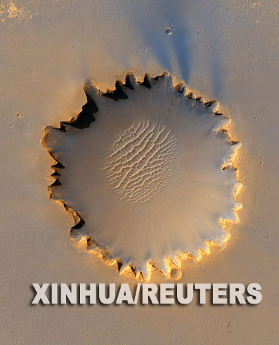 科学家设计路线图 火星车准备“进坑” 这张由美国宇航局10月6日发布的照片显示火星表面的维多利亚坑的全貌。美国宇航局火星车项目小组科学家6日举行新闻发布会说,初步数据分析,维多利亚坑将是火星地质学研究的“富矿”,他们正在为“机遇”号火星车设计进入维多利亚坑的路线图。 新华社/路透