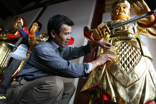 10月8日),八大处四处大悲寺内的第四进殿——药师殿内的药师佛及十二药叉神贴金工作完成。从今天起正式开放接待游客。此次贴金工作使用金箔量近10万张。