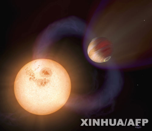 这张10月4日欧洲宇航局发布的图片中,艺术家描绘了一颗新发现的行星正在围绕恒星运转。美国宇航局4日宣布,天文学家通过“哈勃”太空望远镜新近发现了16颗太阳系外行星,这将有助于天文学家更好地研究太阳系外行星。 新华社/法新