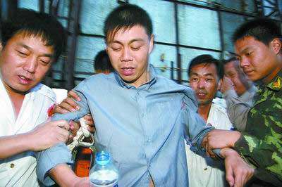 男子专程到郑州要跳17楼自称想扩大影响力(图)