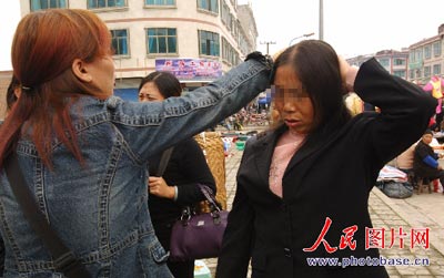 小贩下乡<em>收购头发</em> 女子秀发被骗剪乱七八糟(图