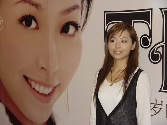 张靓颖上海宣传新专辑不和别的超女作比较(图)