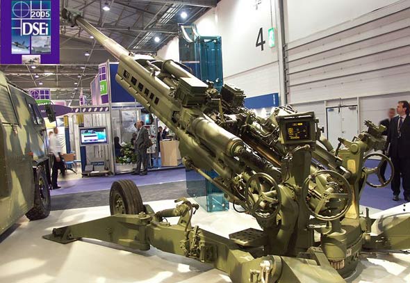 美国陆军装备首批M777轻型榴弹炮(图)