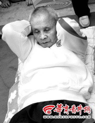 七旬老汉擂台赛连做1114个仰卧起坐获胜(组图)