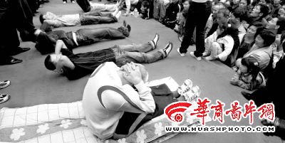 七旬老汉擂台赛连做1114个仰卧起坐获胜(组图)
