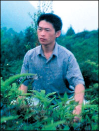 连环杀人奸尸疑犯董文语落网时带通缉报道(图)