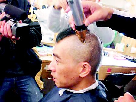 陈小春剃头过程曝光 变光头不禁 哭 起来(图)