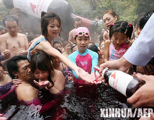 组图:日本箱根室外浴池 游客享用酒池肉林