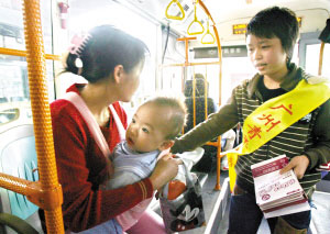 广州志愿者倡议公交乘客轮流让座无人响应(图