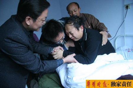记者下跪采访10分钟引发网友热议(图)