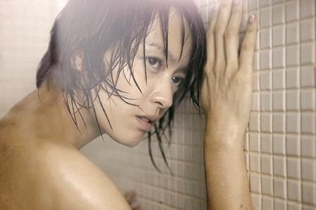 拍裸背沐浴镜头 梁咏琪边唱边哭感人至深(图)