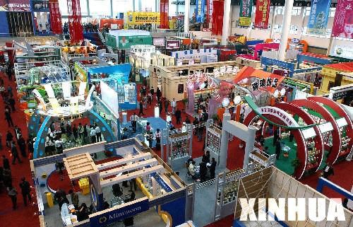 2005中国义乌国际小商品博览会在浙江省义乌市开幕(2005年10月22日摄)。 2006年10月22日,中国商务部和浙江义乌市政府联合发布了 “义乌·中国小商品指数”,它是中国发布的首个小商品指数。中国入世后,国内商品价格和国际市场的关联度日益增强,以世界上最大的小商品市场为依托所编制的义乌指数,将为中国广大生产小商品的中小企业提供信息引导,平衡国际供需关系。义乌指数的编制与发布,还将有利于增强中国小商品市场对于全球小商品定价的话语权,并对全球小商品价格形成机制产生积极影响。 新华社记者黄深钢摄
