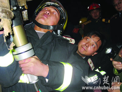 乘客手臂被便坑卡住火车停开5小时挽救(图)