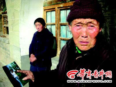 十余男子持刀拦截娶亲车队抢走新娘(组图)