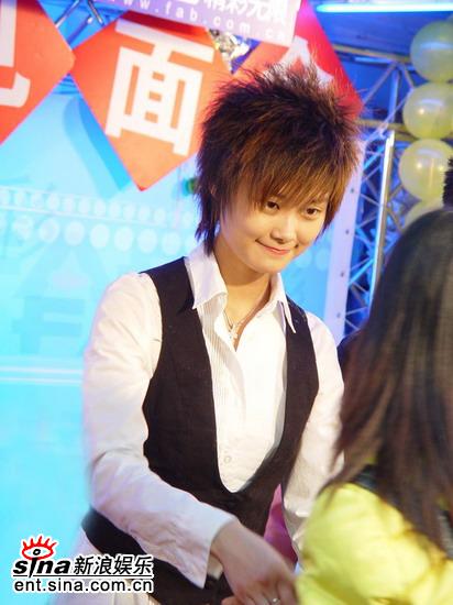 李宇春北京签售场面温馨甜蜜拥抱回馈歌迷(图)
