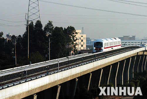 广州地铁三、四号线全线建成 调试车辆在广州地铁四号线的高架桥上行驶(12月25日摄)。 日前,连接广州市中心区和南郊番禺、南沙的地铁三、四号线全线建成。三号线主线北起广州东站南到番禺广场,全长36.33公里,开通后将是国内首条最高时速达120公里的城市轨道交通快线。四号线北起萝岗新区南至南沙新港,线路全长约68.96公里,在国内首次采用了先进的直线电机系统。 新华社记者陈学思摄