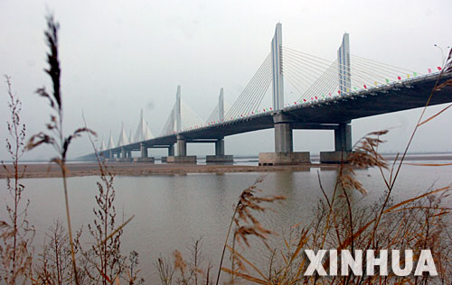 河南高速公路通车里程居全国第一 记者从河南省交通厅了解到,2006年河南省高速公路建设完成投资达350亿元,新增高速公路通车里程761公里。截至2006年底,河南高速公路通车总里程达到3439公里,通车里程居全国第一。这是11月28日建成通车的河南开封黄河高速公路特大桥。 新华社记者朱祥摄