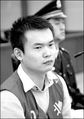 吴江在看守所里过完了22岁生日之后,被押上法庭.