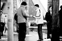 倒卖学生卡的男子(右)与记者交易