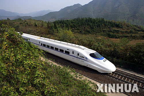 这是一列CRH2、时速200公里的提速牵引试验列车飞驰在京广线经过的鸡公山上(11月12日摄)。新华社发(原瑞伦 摄)