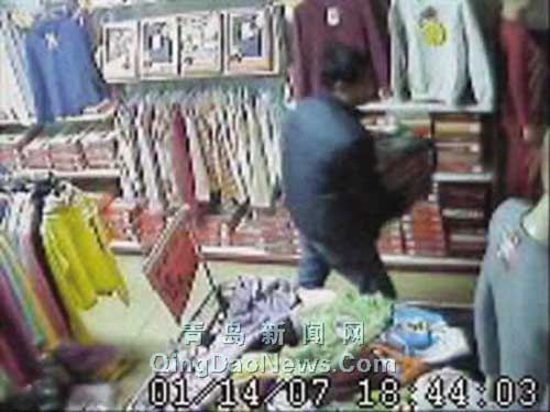 三男青年进服装店偷窃 电视录像贼形一一现(图)