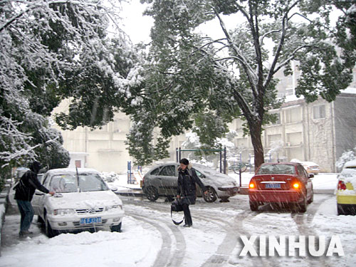 武汉下雪了 1月16日,早起的市民踏雪出行。 武汉中心气象台15日下午发布雪灾橙色预警信号。16日,武汉市被大雪覆盖。 新华社记者 程敏 摄