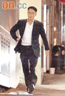 李嘉欣许晋亨冷雨夜拍拖情郎亲自取伞护花(图)