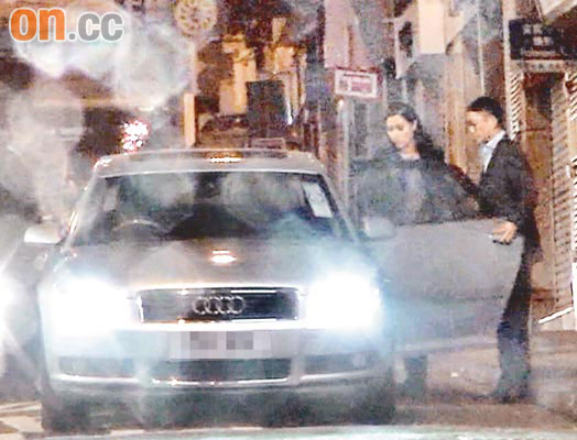 李嘉欣许晋亨冷雨夜拍拖情郎亲自取伞护花(图)