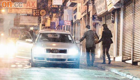 李嘉欣许晋亨冷雨夜拍拖情郎亲自取伞护花(图)