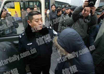 北京警方突击整治北京站倒卖火车票者(图)