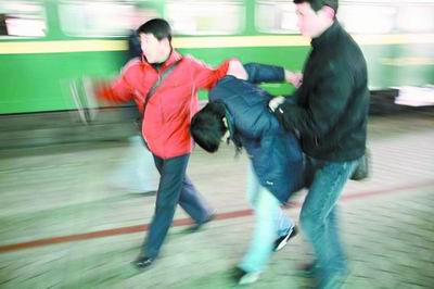 民警扮成老农装贼智擒两名火车扒手(图)