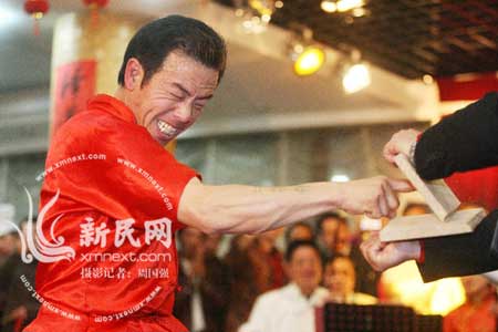 一指禅功夫惊四座(组图)
