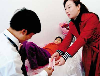男子娶骨癌女孩当新娘 病房装点成新房