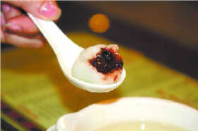 团团圆圆吃元宵