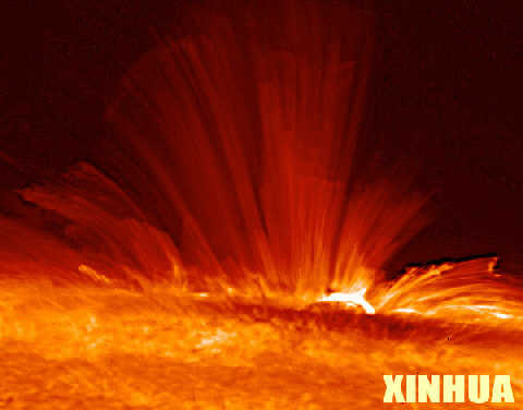 这是美国宇航局3月21日发布的由“太阳-B”观测卫星拍摄的太阳图片,显示太阳黑子垂直上方磁场向外扩散的情形。美国宇航局当日发布一批“太阳-B”观测卫星拍下的高质量太阳图片,并称这些“前所未见”的太阳观测图像显示,太阳磁场比人类此前知道的要狂暴得多、动态得多。