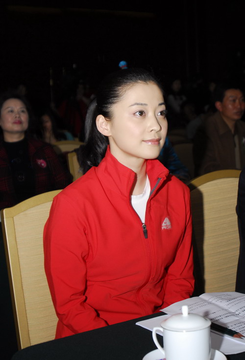 梅婷离婚后首次现身为红十字公益事业献歌(图)