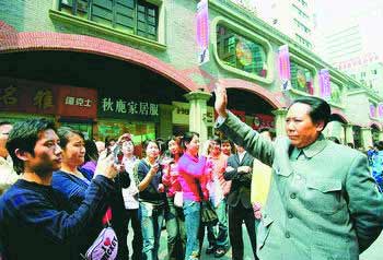 51岁女士反串饰演毛泽东得到认同(图)