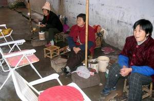 街头擦鞋女子被称呼阿姨感动流泪(图)