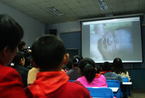 郑州一小学播分娩录像给学生当生日礼物(图)