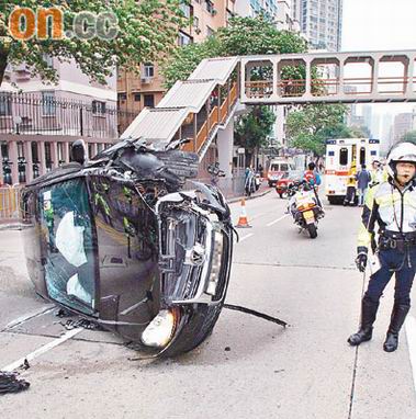 杜汶泽雨天撞车车头严重损毁幸只受轻伤(图)