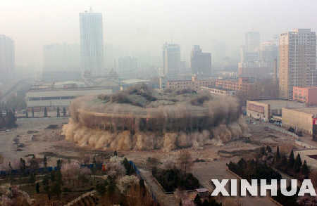 4月12日清晨6时30分,辽宁体育馆成功爆破拆除。始建于1976年的辽宁体育馆是一座综合性体育馆,承办过数百项国际、国内赛事。