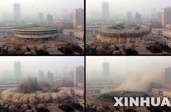 4月12日清晨6时30分,辽宁体育馆成功爆破拆除(拼版图片)。始建于1976年的辽宁体育馆是一座综合性体育馆,承办过数百项国际、国内赛事。