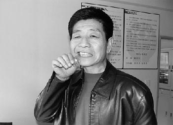 奇人吃玻璃30年上瘾如嗑榛子(图)