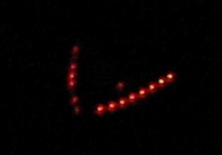 上海虹口杨浦夜空忽现“UFO” 两个呈V字形