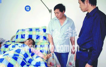 带病忘我教学 残疾女教师再度昏倒讲台-(图)