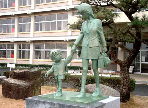 留学海外:受年轻人欢迎的日本柯南小城