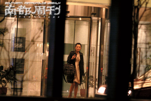 许晴大摆派头配豪华座驾、专职司机助理(组图)