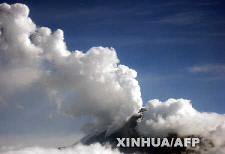 4月18日,哥伦比亚的乌伊拉火山冒出浓烟。当日,乌伊拉火山大规模喷发,喷发造成的泥石流毁坏了许多桥梁、道路和房屋,当地约8000名居民被迫逃离家园。 新华社/法新